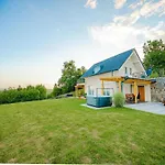 Secluded Escape Hilltop With Hot-tub - Two Bedroom With Hot-tub