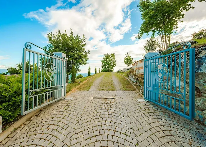 Secluded Escape Hilltop With Hot-tub - Two Bedroom With Hot-tub Drusce